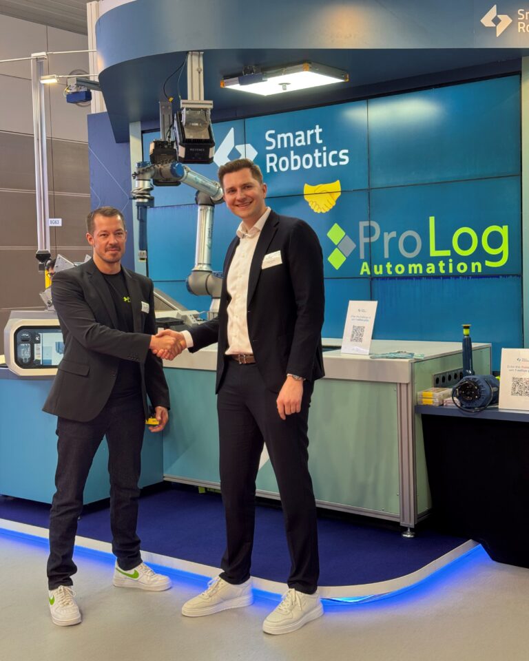 Handshake Markus Zipper, ProLog Automation und Felix Schmidt, Smart Robotics