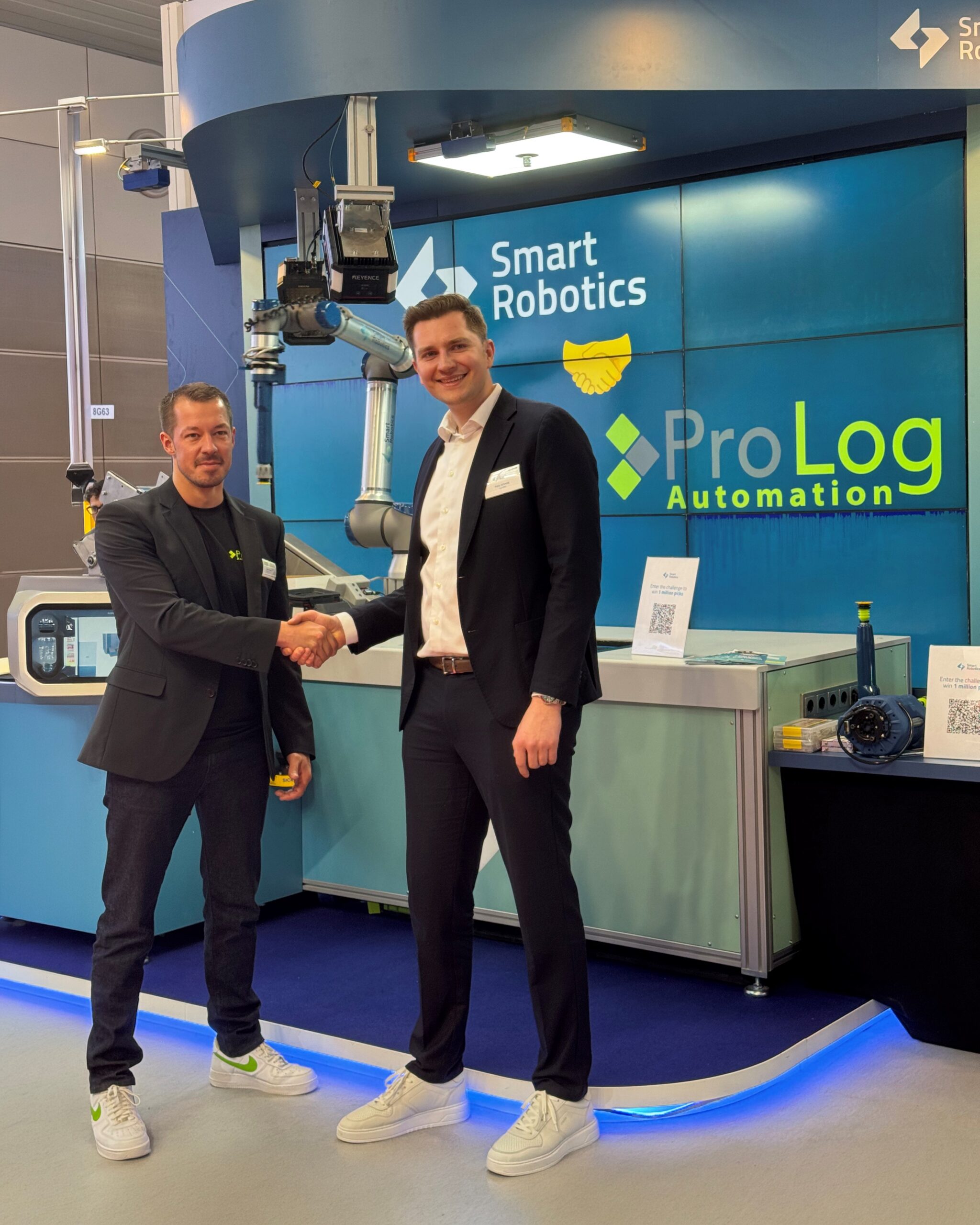 Handshake Markus Zipper, ProLog Automation und Felix Schmidt, Smart Robotics