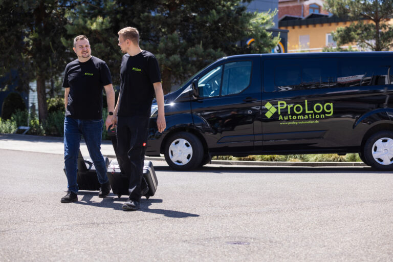 Zwei Mitarbeiter von Prolog Automation auf dem Weg zur Wartung und Prüfung einer FTS Anlage